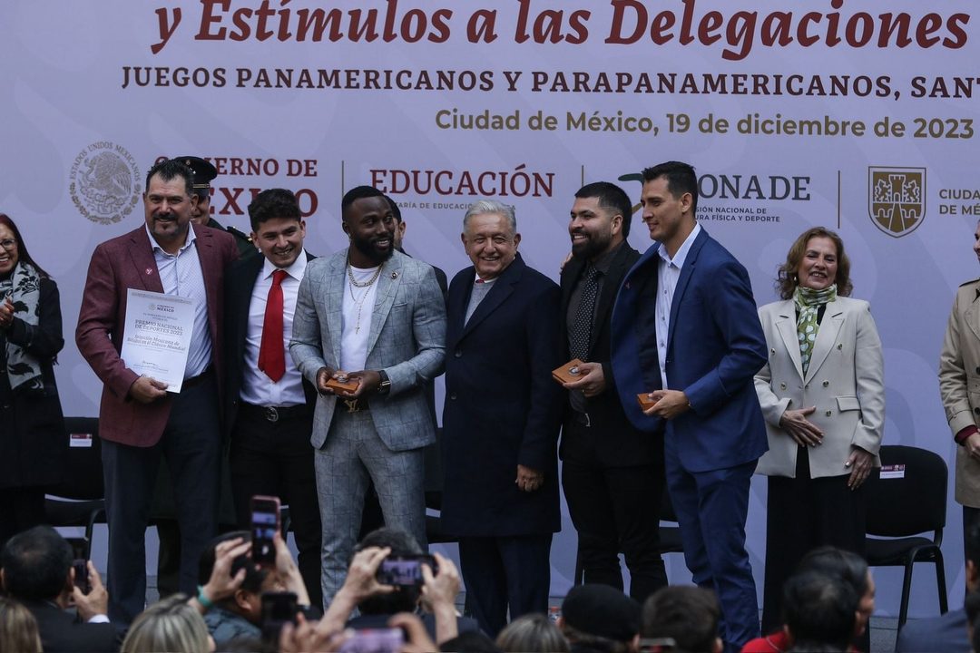 Los peloteros Randy Arozarena, Luis Urías y José Urquidy reciben el premio Nacional de Deportes a nombre de la Selección Nacional de Beisbol