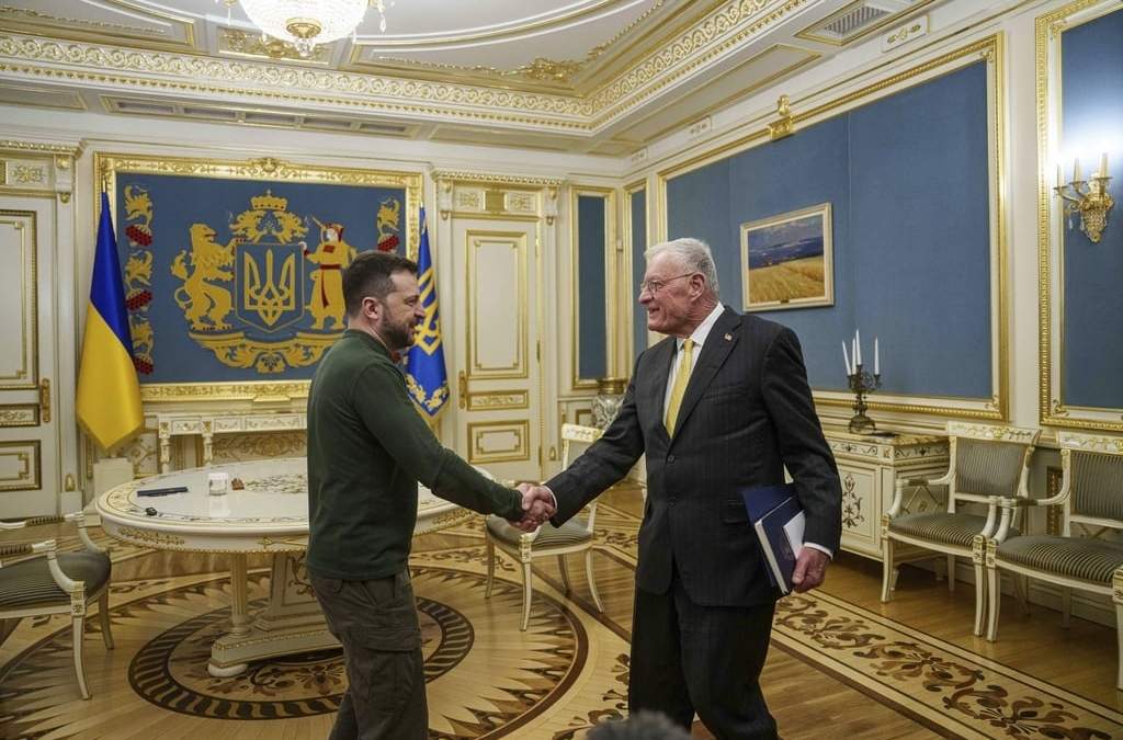 El enviado especial de Estados Unidos para Ucrania y Rusia, Keith Kellogg, derecha, estrecha la mano del presidente ucraniano Volodimir Zelenski durante su reunión el 20 de febrero de 2025, en Kiev, Ucrania