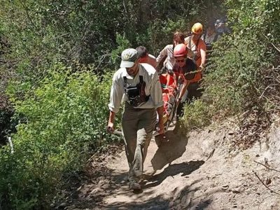 Rescate en Cerro Belvedere tras caída de una joven por ataque de chaquetas amarillas