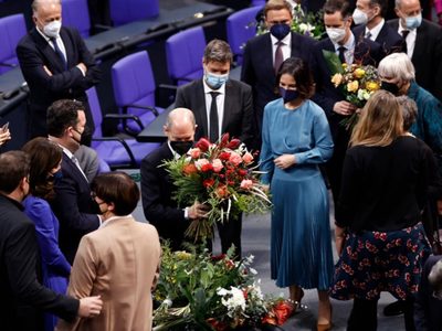 Merkel hace efectivo el traspaso de poder en Alemania deseándole éxito a Scholz