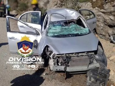 Turistas uruguayos chocaron y volcaron en la Ruta de los 7 Lagos