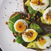 Con 4 huevos, un poco de atún y palta: prepará esta receta que te sacará de apuros en tu próxima comida