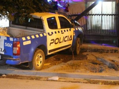 Se apuró y casi termina adentro de una casa en Centenario