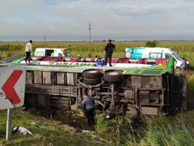Accidente en Ruta 2: un micro que viajaba al acto de Axel Kicillof a Mar del Plata volcó y dejó dos muertos