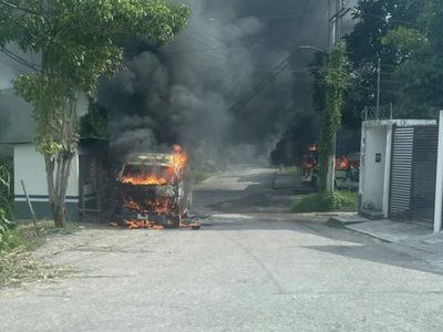 Queman negocios y vehículos, y tiran ponchallantas en Tabasco (Videos)