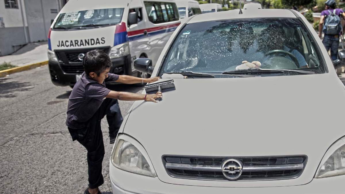 Un niño limpiaparabrisas en Guerrero