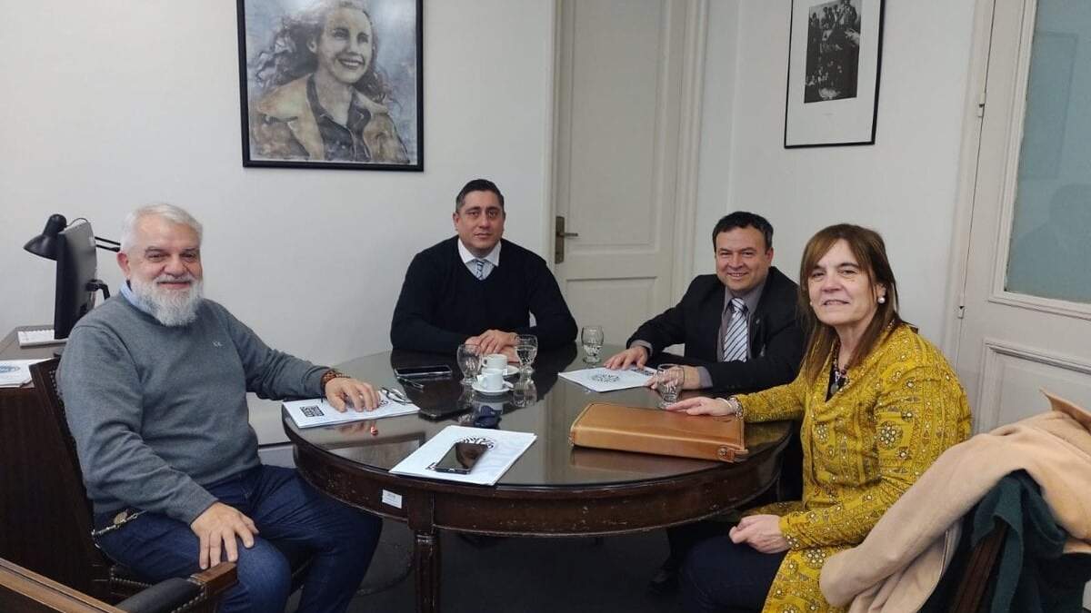 Autoridades de la UNCo con funcionarios de Educación. Fuente: (Prensa UNCo)