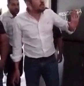 “No me estoy rascando las pelotas”, responde alcalde a pobladores que le exigen obra pública