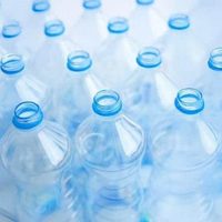 No tires las botellas de 2 litros de agua vacías: así podés convertirlas en envases para regalar dulces o cosas