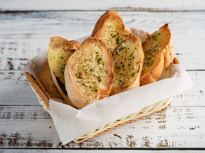 Pan de ajo y queso: bajo en calorías y súper delicioso para comer sin culpa