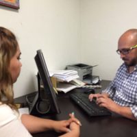 Diputado panista aprieta mejillas a reportera y la llama 'chiquita”;  lo denuncian ante DH
