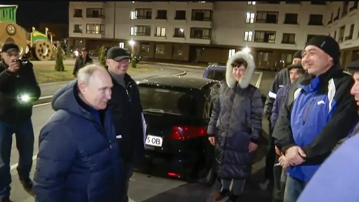 En esta imagen tomada de un video publicado por el pool de la televisora rusa el domingo 19 de marzo de 2023, el presidente de Rusia, Vladimir Putin, charla con vecinos de la zona durante su visita a Mariúpol, en la región controlada por Rusia de Donetsk, Ucrania. Putin viajó a Crimea por el noveno aniversario de la anexión de la península ucraniana