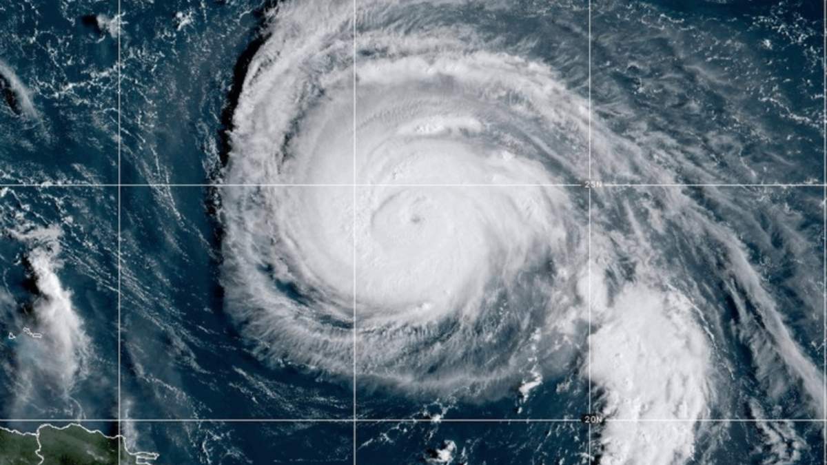 Esta imagen por satélite proporcionado por la NOAA muestra el huracán Humberto el domingo 28 de septiembre de 2025