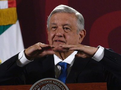AMLO anuncia aumento salarial a soldados, policías, oficinistas y personal de salud