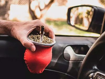 Ley de Tránsito: qué provincias sancionan por tomar mate al volante y de cuánto es la multa