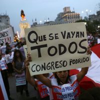 Caos en Perú: prohíben a Vizcarra salir del país y las agresiones escalan en las protestas
