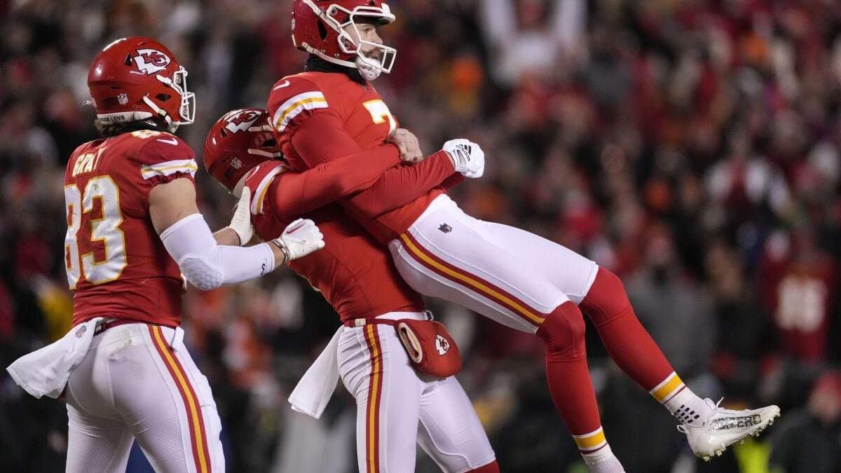El pateador de los Chiefs de Kansas City, Harrison Butker, es levantado por sus compañeros luego de patear el gol de campo que le dio la victoria a su equipo en el juego por el campeonato de la Conferencia Americana de la NFL contra los Bengals de Cincinnati