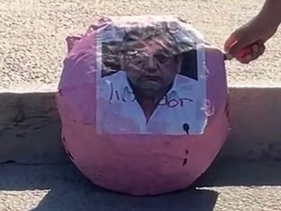 Mujeres queman figura de Félix Salgado Macedonio durante marcha del 8M en Guerrero