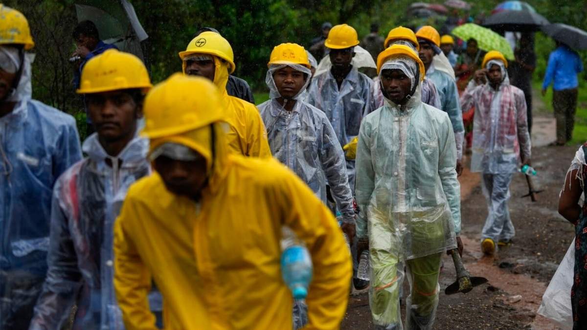 Los rescatistas en el distrito Raigad en el estado Maharashtra, India