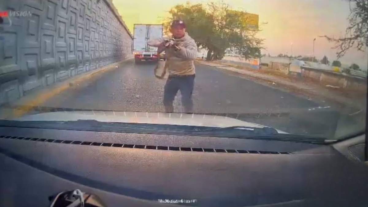 Rifle en mano, un sujeto detuvo al vehículo que custodiaba un camión de carga, sus cómplices bajaron a los tripulantes y se los llevaron