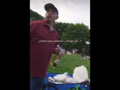 Se viraliza migrante que vende bebidas en Central Park y dice ganar hasta 100 mil pesos en dos días