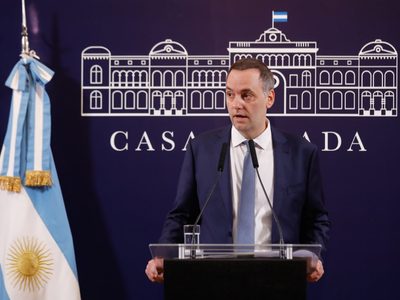 Manuel Adorni aseguró que “estamos transitando una hiperinflación”