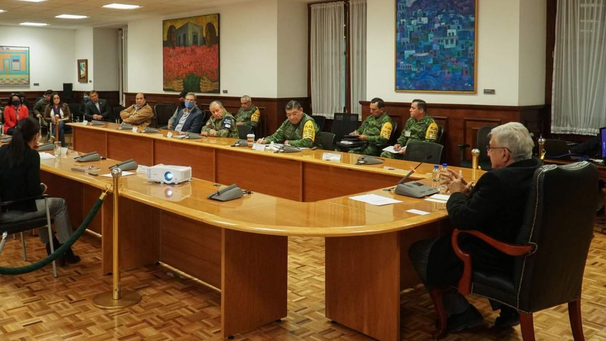 El presidente en una reunión con personal de salud y del Ejército