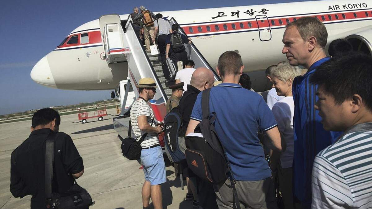 Pasajeros suben a un avión de Air Koryo en el aeropuerto internacional de Pyongyang, en Corea del Norte, el 27 de junio de 2015