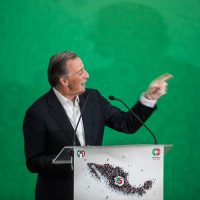 A Vargas Llosa "no solo hay que leerlo, sino también escucharlo", dice Meade y desata críticas en Twitter