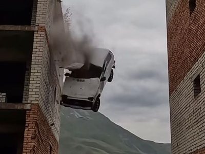 Video: En su auto, hombre cae al vacío al intentar saltar de un edificio a otro