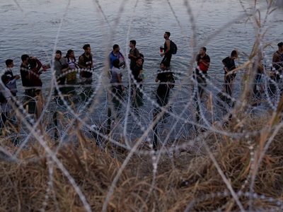 Grupos de derechos civiles demandan a Texas por ley que permitiría a policía detener a migrantes