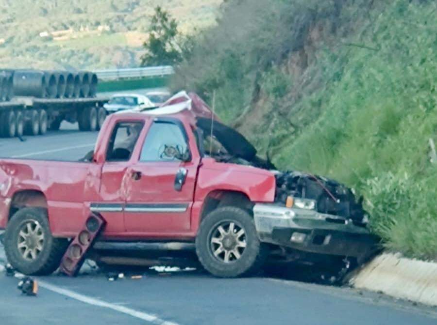 Vehículo siniestrado en el que viajaban los jornaleros que perdieron la vida en Uruapan, Michoacán