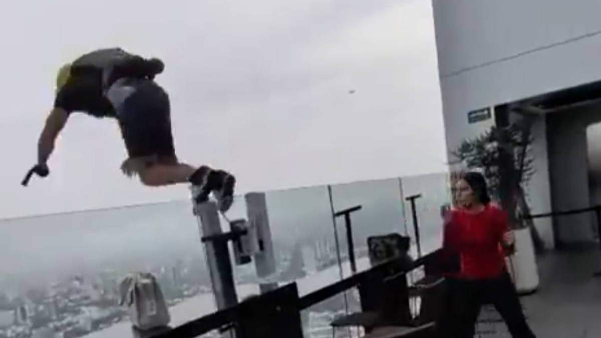 Autoridades estatales investigan el salto en paracaídas desde un edificio en Guadalajara y analizan posibles responsabilidades.