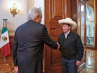 López Obrador "se aprovecha" de Castillo, denuncian en Lima
