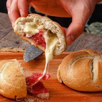 Pan relleno de jamón y queso: una receta exprés y gratinada que vas a amar para la merienda
