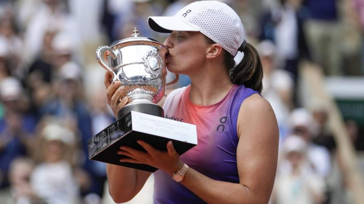 Iga Swiatek besa el trofeo tras vencer a Jasmine Paolini en la final del Abierto de Francia
