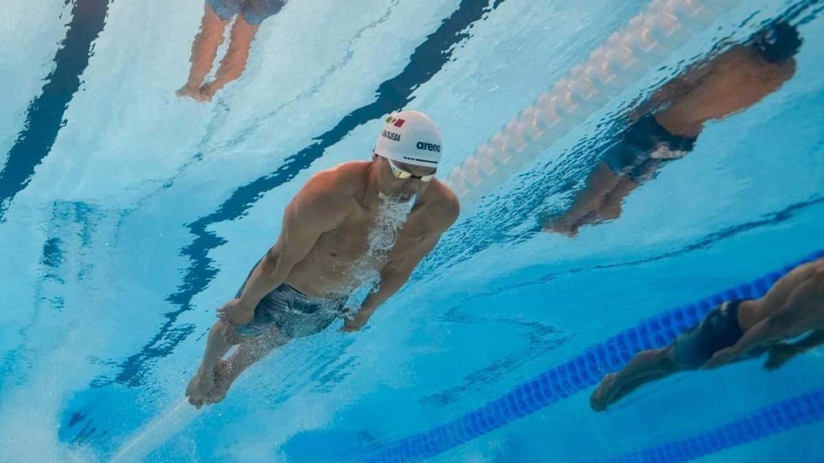 Miguel Alejandro de Lara Ojeda, de México, compite en los 100 metros de pecho para hombres en los Juegos Olímpicos de París 2024
