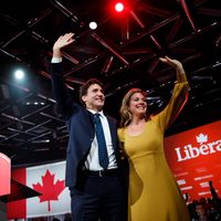 Tras una campaña complicada, Trudeau se reelige