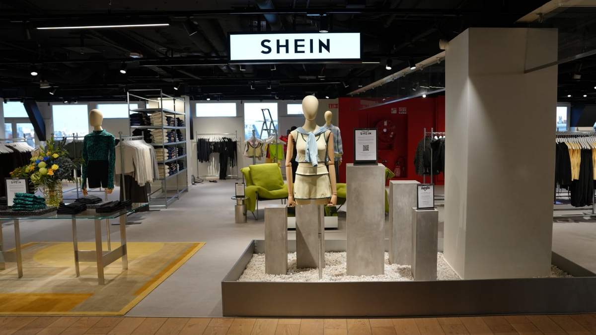 Ropa de la compañía china Shein se ve en los grandes almacenes BHV (Bazar de l'Hotel de Ville), antes de la apertura de la firma, el martes 4 de noviembre de 2025 en París