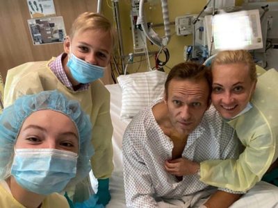 Navalny publica una foto desde el hospital y asegura que ya puede respirar sin ventilación mecánica
