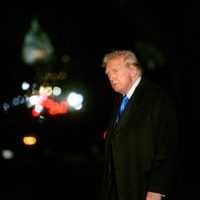 Jueza revisa plan de Trump para congelar fondos federales