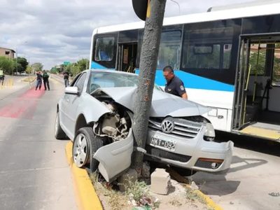 Fuerte choque en el Metrobús de Neuquén: un auto terminó incrustado en un semáforo
