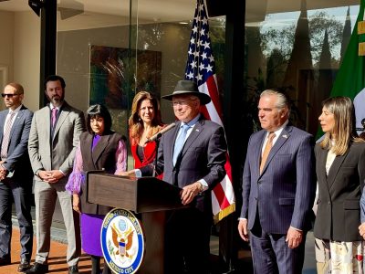 Ken Salazar celebra que México esté "desmantelando" el Cártel de Sinaloa con el "apoyo" de EU