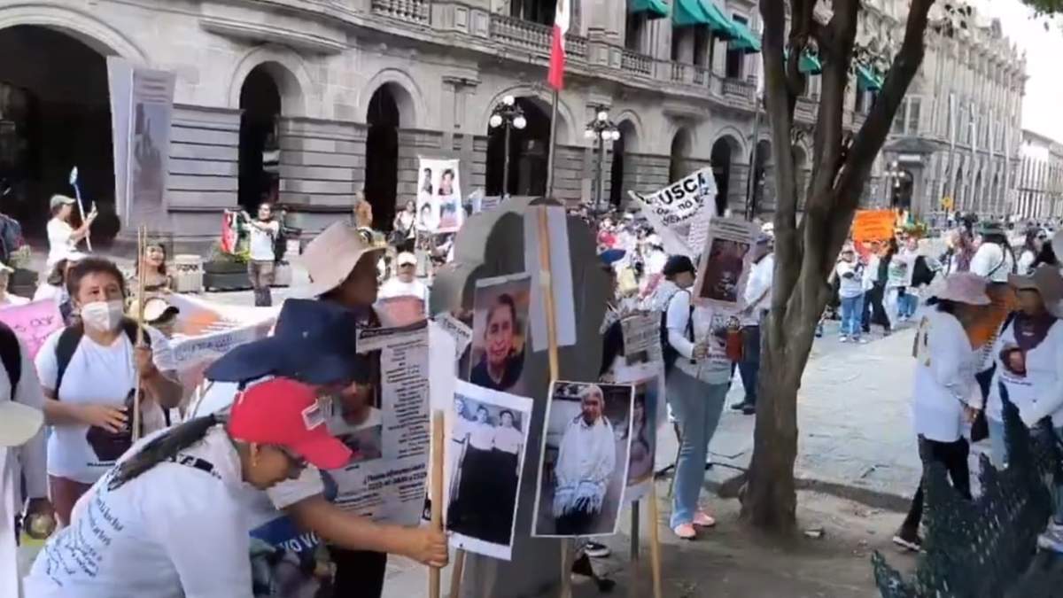 La marcha de madres buscadoras en el Zócalo de Puebla