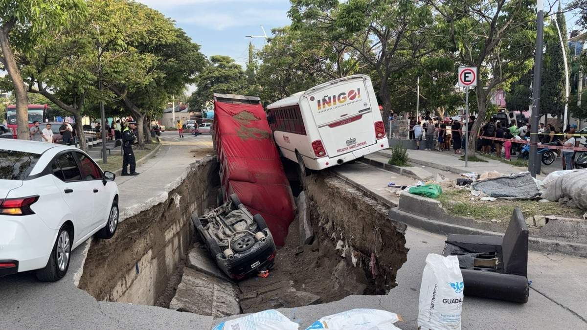 El socavón se formó en la avenida Malecón, en la colonia El Bethel