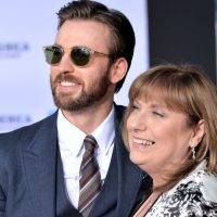 ¡Te enternece! Chris Evans vuelve a su infancia con estas postales por el "Día de la Madre"
