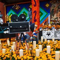 Con mega ofrenda a artistas y creadores, inicia en Coyoacán programa de Día de Muertos