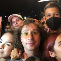 Luisito Comunica se desmaya ante asedio de sus fans en Venezuela