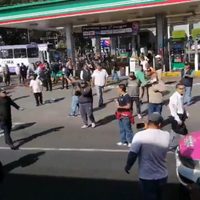 Taxistas se enfrentan con policías durante protestas contra apps en CDMX