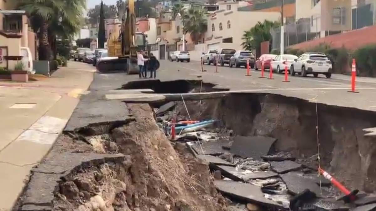 El socavón que se abrió por las lluvias en el fraccionamiento Jardín de Las Bugambilias